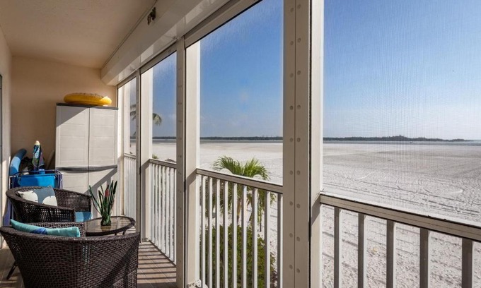 South Island Apartamento | Castle Beach 105, Gulf Front, 2 Bedrooms, , Elevator, Sleeps 6, Heated Pool