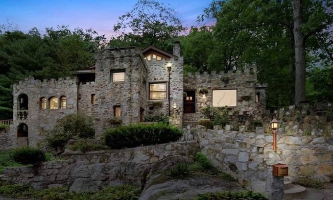Lake Peekskill Casa | Castle by the Lake