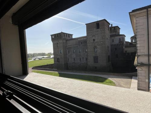 Old Town Apartamento | Castle Charm Apartment, MantegnaHotels