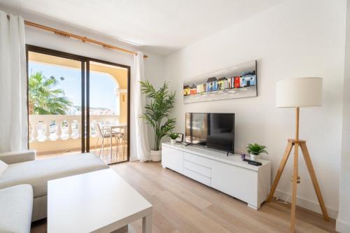 Los Cristianos Apartamento | Castle Harbour Apartment with Heated Pool