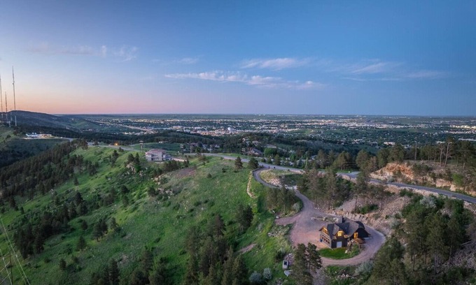 Rapid City Casa | Castle in the Sky- Overlooking Rapid City