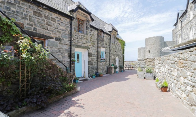 Harlech Cabaña | CASTLE LODGE, pet friendly, character holiday cottage in Harlech