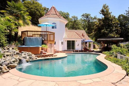 Redwood Valley Casa | Castle retreat get-away