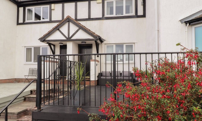 Deganwy Casa | CASTLE VIEW, pet friendly, country holiday cottage in Deganwy