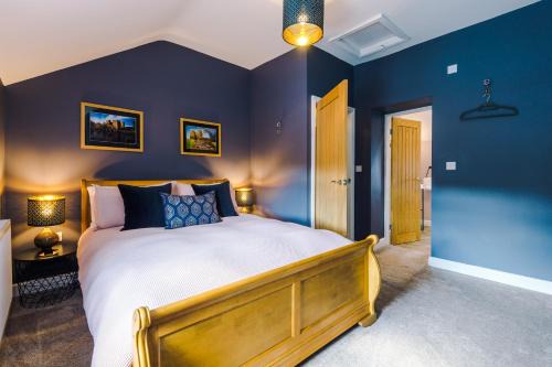 Rhuddlan Casa | Castle Views cottage in historic village & woodfired hot tub