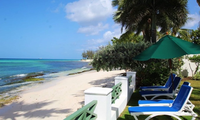 Worthing Apartamento | Casual Beachfront Studio with Pool