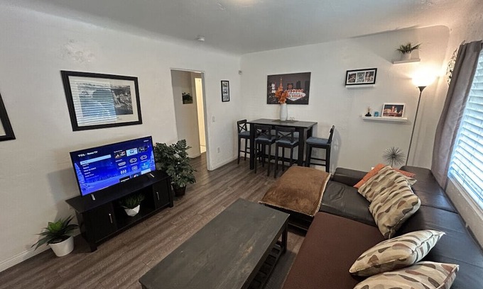 Downtown Las Vegas Casa | Casual #C 2queen Kids ok 1Story by Fremont St Pets pay more