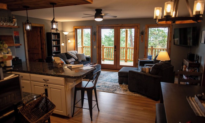 Ashland Casa | Casual luxury retreat: Siskiyou Mountain Place. 2 br, kitchenette.