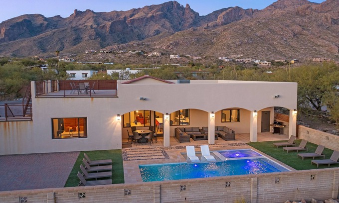 Coronado Foothills Estates Casa | Catalina Foothills Modern Home with Roof Top Deck, Heated Pool and Spa Sleeps 16