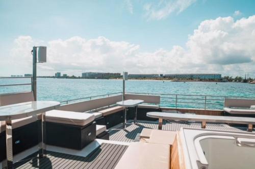 Zona Hotelera Alquiler De Eote | Catamarán de lujo HASTEN