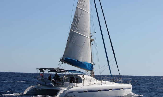 Vlychada Alquiler De Eote | Catamarán de crucero con patrón y azafata.