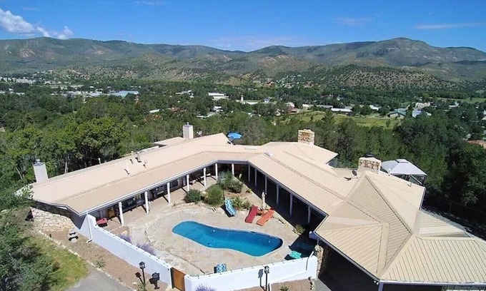 Ruidoso Downs Casa | Catch a "Tiger by the Tail"! Pet Friendly with pool table.