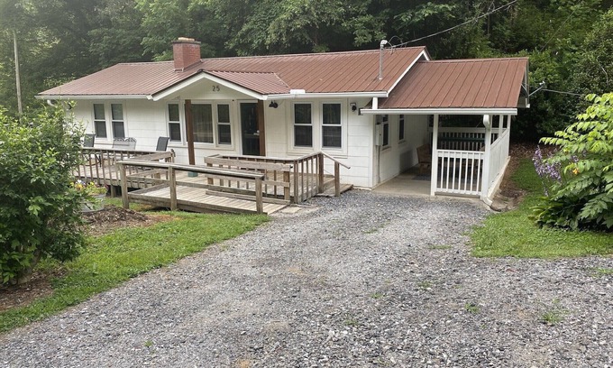 Sylva Cabaña | Catch N Relax- River Access, Large Yard, Fiber Wifi, Fire Pit & Late Checkout!