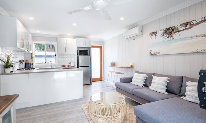 Currumbin Waters Villa | Catch the breeze Currumbin