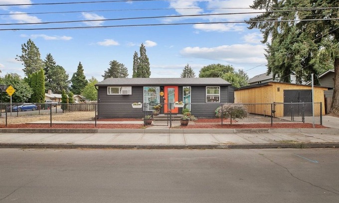 Hillsboro Casa | Come and explore the PNW! Quiet & comfy, 1GB web, near and central location.