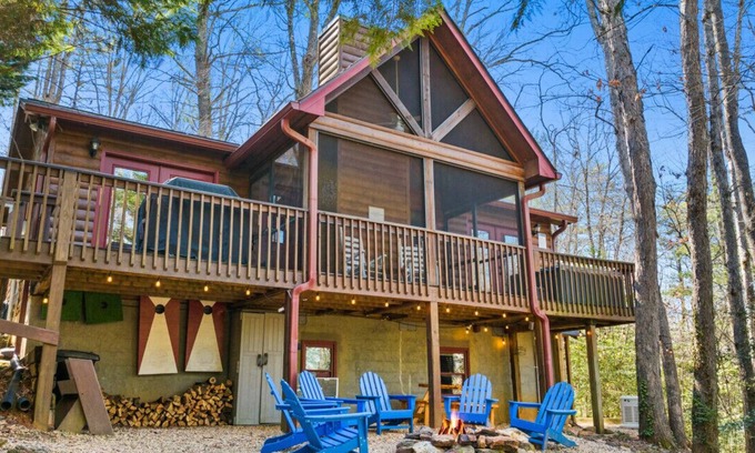 Cashes Valley Cabina | Catching Fireflies · A Family Getaway with Hot Tub | Games | BBQ Grill