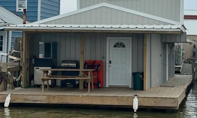 Venice Alquiler De Eote | Catfish house boat for rent, sleeps 8,Ice machine. perfect place to fish 🐠