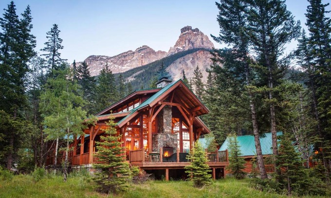 Field Cabina | Cathedral Mountain Lodge