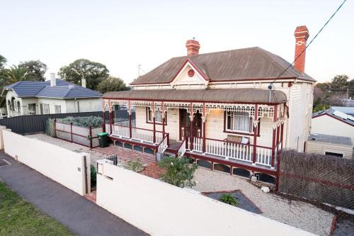 Bendigo Casa | Cathedral View - Sleeps 16