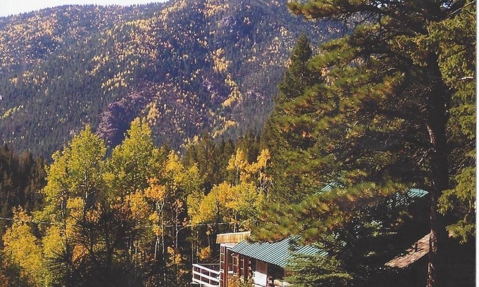 Colorado Springs Cabina | Esta asombrosa cabaña de rancho es ideal para al menos semi aventureros.