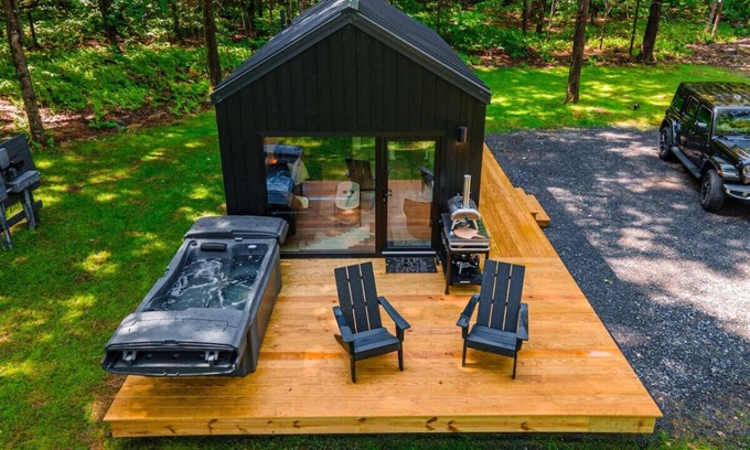 Jefferson Casa | Catskill Modern Tiny Escape Hot Tub Sauna Outdoor Theatre
