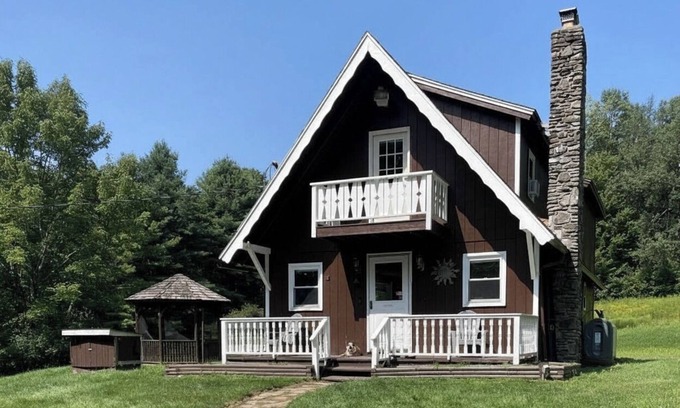 Livingston Manor Casa | Catskills Chalet - 5 acres Full Kitchen Fire Pit Office Pets OK BBQ WiFi