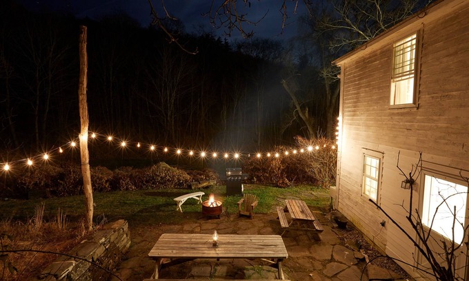 Rensselaerville Casa | Catskills retreat on 4.5 acres w/ fully stocked kitchen and fire pit—Sleeps 9