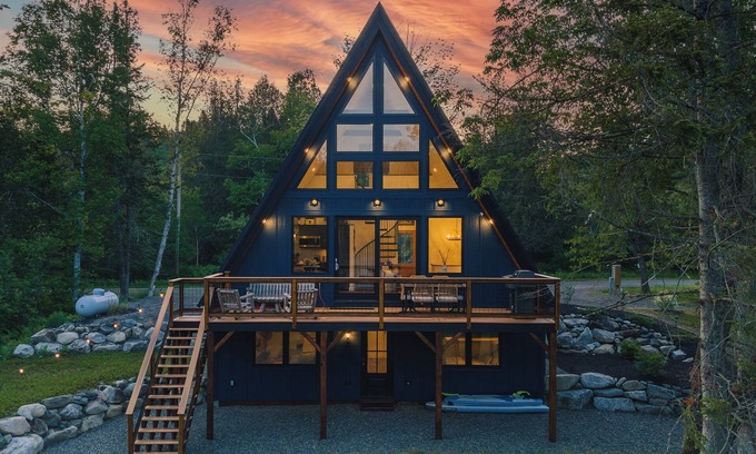 Rangeley Casa | Cattail Cabin - Welcome to your dream lakeside getaway!