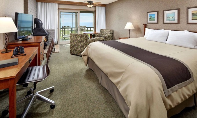 San Simeon Hotel | Cavalier Ocean View King Room | Heated Pools, Fire Pits & Steps to Whale Trail