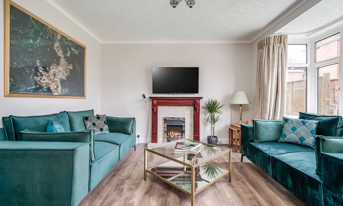 Belfast Casa | Cavehill View. An elegant 4 BR house with parking. Your perfect Belfast retreat!
