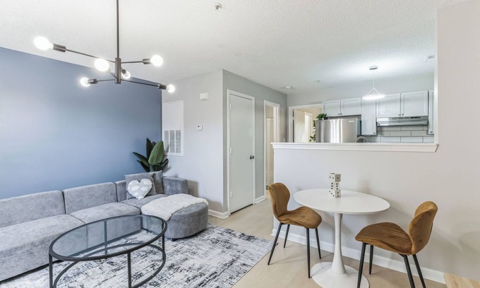 Westover Apartamento | CB 3516-206 Modern Fayetteville Charm