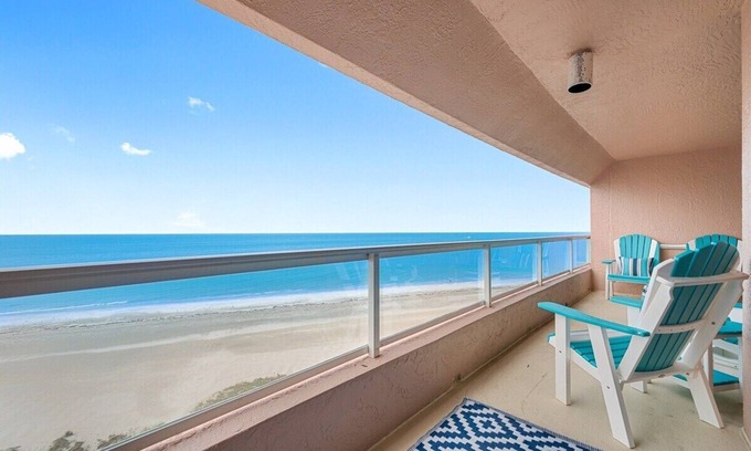 Sand Key Condominio | CBC 1-10B –Gulf Front Beauty with pool, hot tub, gym & pickleball!