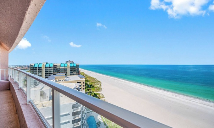 Sand Key Condominio | CBC 1-16C– Gulf front with pool, hot tub, gym & pickleball/tennis courts to enjoy!