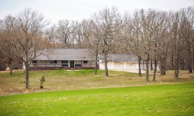 Lenox Cabina | CC Lodge welcomes you with 250 acres of land! Perfect for biking, hunting, etc!