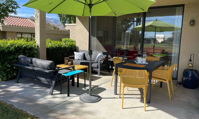 Cathedral City Condominio | CCCC gated 2BR condo, open modern interior, golf course view, 2 private patios