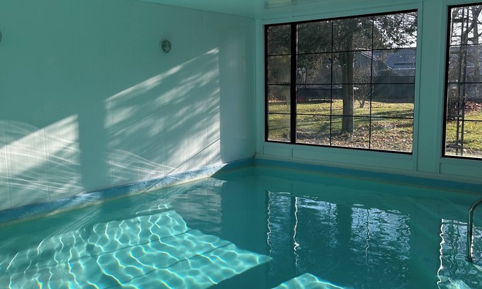 Picton Casa | CC’s Cottage: Indoor Pool and Close to Sandbanks