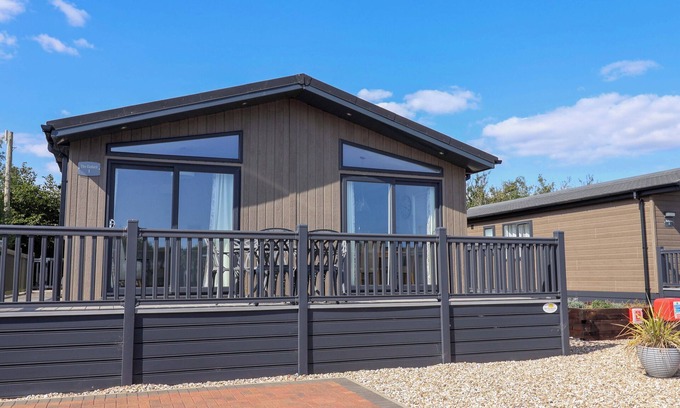 Combpyne Cabaña | CEDAR 1, family friendly, with pool in Lyme Regis