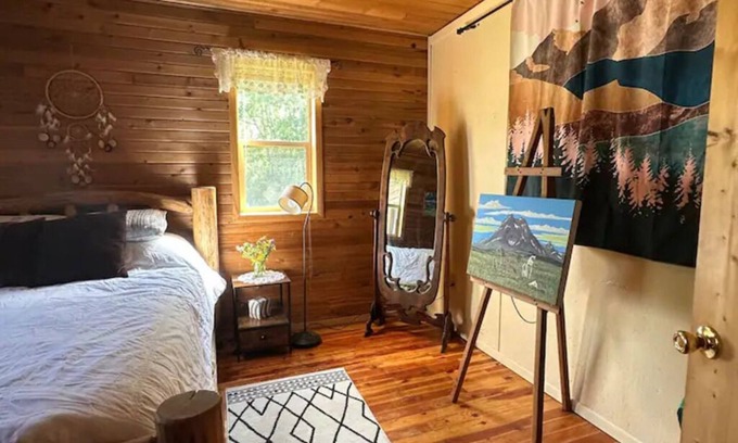 East Glacier Park Cabina | Cedar Cabin Cozy 2-Bedroom next to Glacier Park