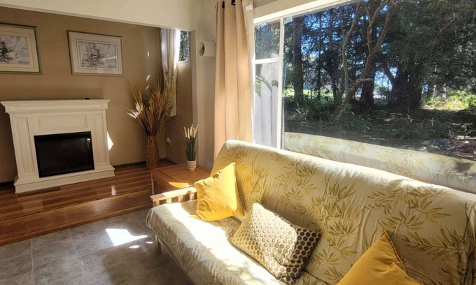 Powell River Cabina | Quaint old Cedar Cottage 2 Bedroom Near Lund