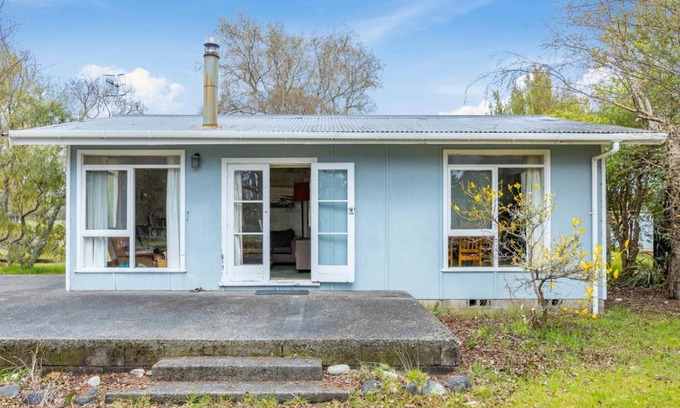 Te Rangiita Casa | Cedar Cottage - Tauranga Taupo Holiday Home