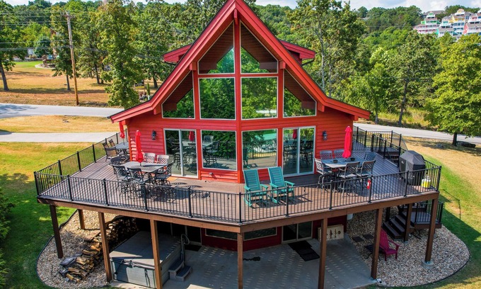 Branson Casa | Cedar Cove -Private Lake Front + Hot Tub -5 min to Branson Strip -Dogs ok w/fee!