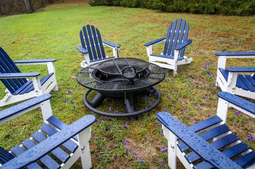 Greilickville Casa | Cedar Creek Cottage Close to Downtown Traverse City Beaches and the TART Trail