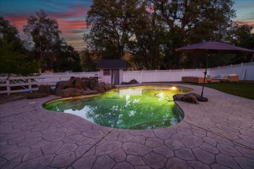 Oakhurst Casa | Cedar Creek Lodge with POOL/hot tub/sleeps 24