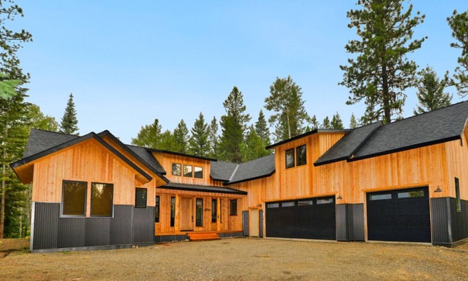 McCall Apartamento | Picturesque Cedar Retreat w/ Hot Tub