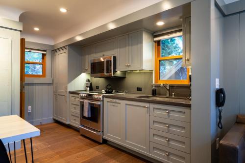 Homewood Casa | Cedar Crest - Stellar's Jay Cottage 4