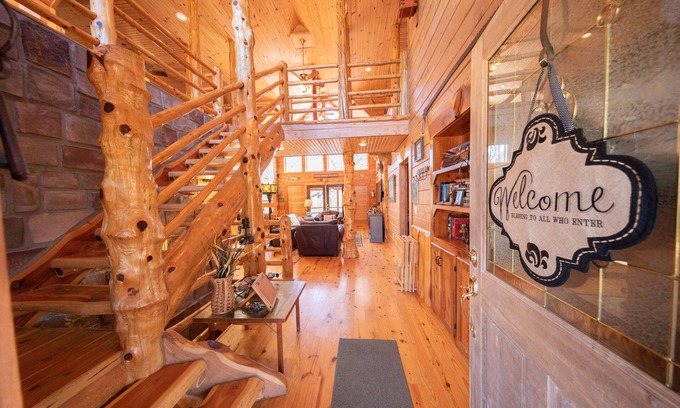 Buffalo City Cabina | Cedar Gable - Rileys Outfitter