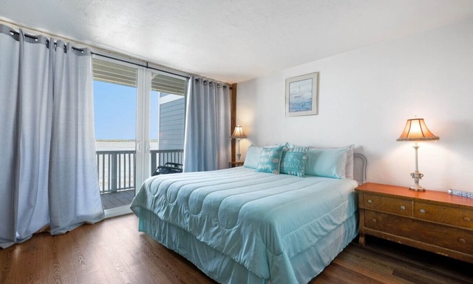Cedar Key Casa | Cedar Key Breeze Gulf front townhouse 20% weekly / 30% monthly discounts!