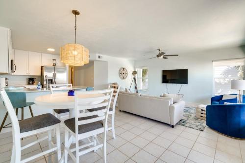 Cedar Key Apartamento | Cedar Key Condo with Balcony and Gulf Views!