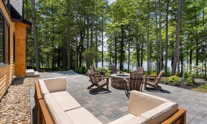 Raymond Casa | Cedar Lane Lodge - Luxury Lake House