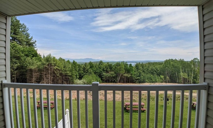 Weirs Beach Condominio | Cedar Lodge 202. 1 bedroom condo with Lake Winni views!